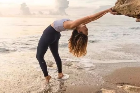 練瑜伽的好處多多，瘋狂瘦肚子，讓腿部的線條更緊致