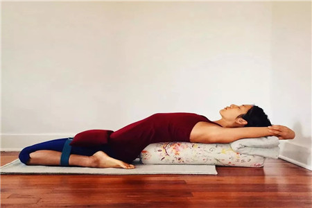 八個開髖瑜伽體式動作,堅持鍛煉絕對有效-易網健康<a href=http://www.jsjjzhkt.cn/jkys/ target=_blank class=infotextkey>養生</a>網 八個開髖瑜伽體式動作,堅持鍛煉絕對有效