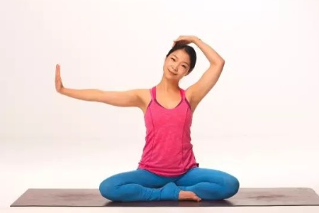 孕婦在懷孕初期練瑜伽,可以預防便秘還可以避免晨吐-易網(wǎng)<a href=http://www.jsjjzhkt.cn/ target=_blank class=infotextkey>健康養(yǎng)生</a>網(wǎng) 孕婦在懷孕初期練瑜伽,可以預防便秘還可以避免晨吐