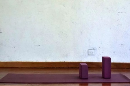 女性肩膀酸痛,練習(xí)瑜伽打開雙肩,緩解酸痛感-易網(wǎng)健康<a href=http://www.jsjjzhkt.cn/jkys/ target=_blank class=infotextkey>養(yǎng)生</a>網(wǎng) 女性肩膀酸痛,練習(xí)瑜伽打開雙肩,緩解酸痛感