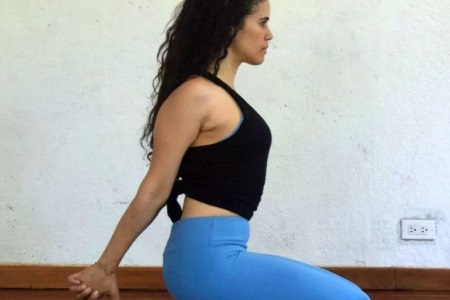 女性肩膀酸痛,練習(xí)瑜伽打開雙肩,緩解酸痛感-易網(wǎng)健康養(yǎng)生網(wǎng) 女性肩膀酸痛,練習(xí)瑜伽打開雙肩,緩解酸痛感