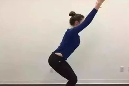 女性練習(xí)瑜伽注意協(xié)調(diào)性，三組瑜伽動作加強力量訓(xùn)練