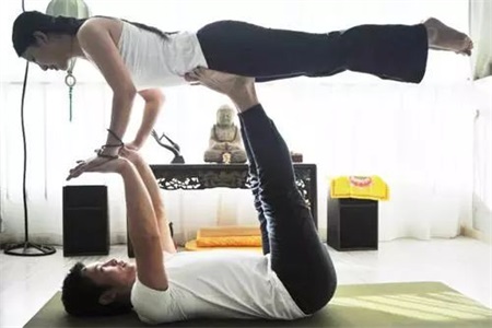 同房姿勢108種，雙人瑜伽換個姿勢愛帶給你不一樣的感受