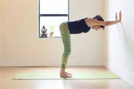 女性練習下犬式姿勢不規范,不如試試這樣的改進動作-易網健康<a href=http://www.jsjjzhkt.cn/jkys/ target=_blank class=infotextkey>養生</a>網 女性練習下犬式姿勢不規范,不如試試這樣的改進動作