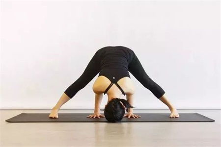 女性腹部疼痛腸胃不好,瑜伽動作打開治療新方式-易網<a href=http://www.jsjjzhkt.cn/ target=_blank class=infotextkey>健康養生</a>網 女性腹部疼痛腸胃不好,瑜伽動作打開治療新方式