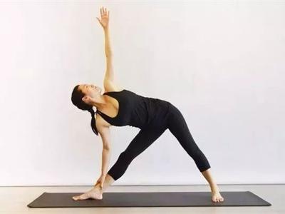 女性腹部疼痛腸胃不好,瑜伽動作打開治療新方式