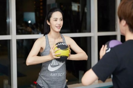 羨慕女明星生完孩子依舊少女，孕婦練習瑜伽改善體態