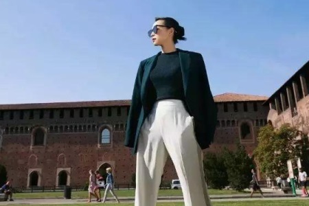 練瑜伽到底有什么好處,看看張靜初時裝周上的造型就知道-易網健康<a href=http://www.jsjjzhkt.cn/jkys/ target=_blank class=infotextkey>養生</a>網 練瑜伽到底有什么好處,看看張靜初時裝周上的造型就知道