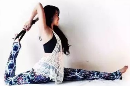 瑜伽初入門教學視頻 適合初學者懶人在家也能練-易網<a href=http://www.jsjjzhkt.cn/ target=_blank class=infotextkey>健康養生</a>網 瑜伽初入門教學視頻 適合初學者懶人在家也能練