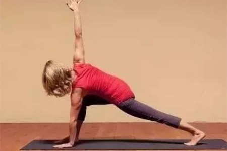 瑜伽初入門教學視頻，詳細分解拜日式瑜伽動作以及圖片