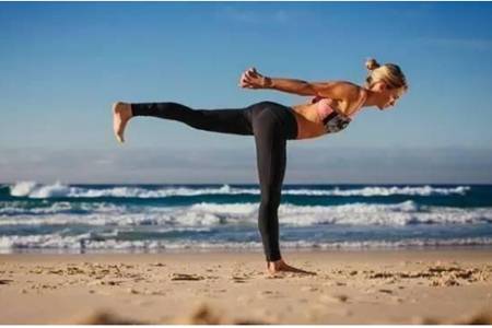 瑜伽動作瘦腿初學者教程,夏天露出筆直細長漫畫腿-易網<a href=http://www.jsjjzhkt.cn/ target=_blank class=infotextkey>健康養生</a>網 瑜伽動作瘦腿初學者教程,夏天露出筆直細長漫畫腿