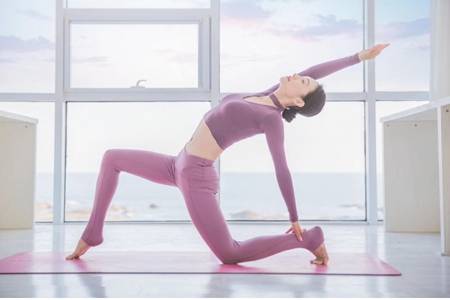 瑜伽初入門教學視頻,四個新手拉伸的基礎動作圖片-易網<a href=http://www.jsjjzhkt.cn/ target=_blank class=infotextkey>健康養生</a>網 瑜伽初入門教學視頻,四個新手拉伸的基礎動作圖片