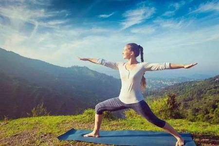 初入門八個最簡單的瑜伽動作圖片，教你拉伸腰背大腿肌肉