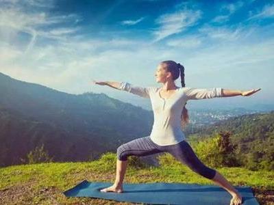 初入門八個(gè)最簡(jiǎn)單的瑜伽動(dòng)作圖片,教你拉伸腰背大腿肌肉