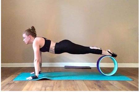 減肚子最有效的瑜伽動作圖片,六個瑜伽初入門體式教學-易網健康<a href=http://www.jsjjzhkt.cn/jkys/ target=_blank class=infotextkey>養生</a>網 減肚子最有效的瑜伽動作圖片,六個瑜伽初入門體式教學