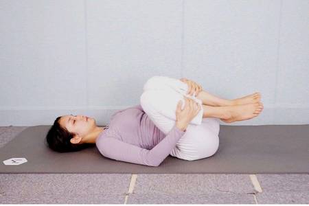 簡單瘦腿瑜伽動作,六個初入門體式幫你瘦出漫畫腿-易網健康養生網 簡單瘦腿瑜伽動作,六個初入門體式幫你瘦出漫畫腿