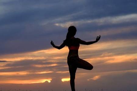 練習瑜伽的好處是什么  改善青少年脊柱側彎等不良體態