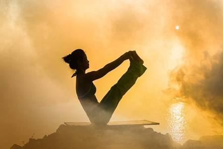 練習瑜伽的好處是什么  改善青少年脊柱側彎等不良體態