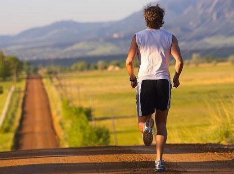 軍人三公里跑步技巧(3公里長跑的呼吸方法)-易網(wǎng)健康<a href=http://www.jsjjzhkt.cn/jkys/ target=_blank class=infotextkey>養(yǎng)生</a>網(wǎng) 軍人三公里跑步技巧(3公里長跑的呼吸方法)