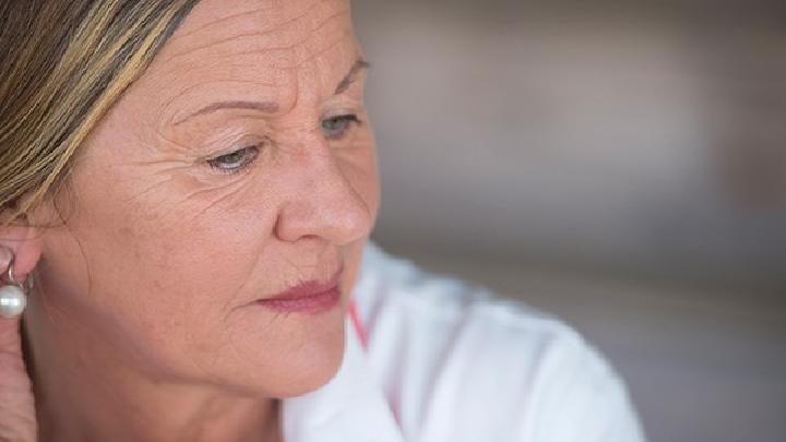 清晨面部浮腫的原因到底是什么 6個快速消除清晨面部浮腫的方法-易網(wǎng)健康養(yǎng)生網(wǎng) 清晨面部浮腫的原因到底是什么 6個快速消除清晨面部浮腫的方法