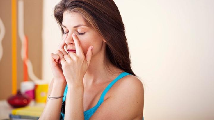 清晨面部浮腫的原因到底是什么 6個快速消除清晨面部浮腫的方法-易網(wǎng)健康<a href=http://www.jsjjzhkt.cn/jkys/ target=_blank class=infotextkey>養(yǎng)生</a>網(wǎng) 清晨面部浮腫的原因到底是什么 6個快速消除清晨面部浮腫的方法