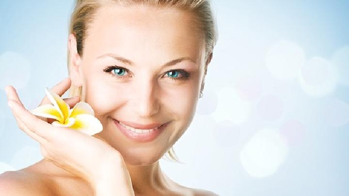 少喝水能避免臉部浮腫嗎? 這些方法可以消除臉部浮腫-易網<a href=http://www.jsjjzhkt.cn/ target=_blank class=infotextkey>健康養生</a>網 少喝水能避免臉部浮腫嗎? 這些方法可以消除臉部浮腫