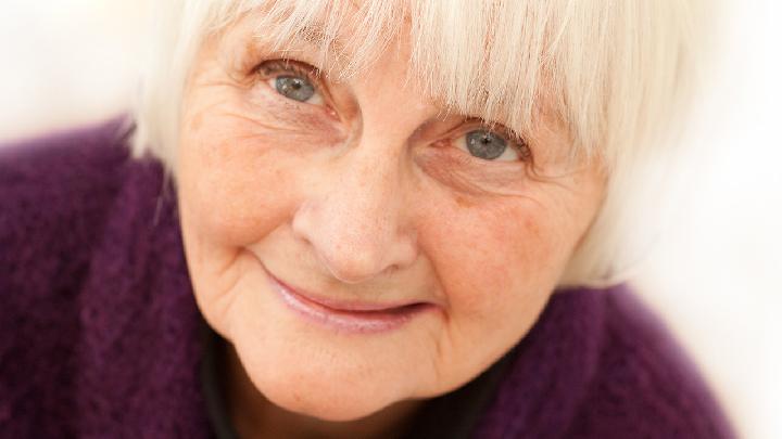 少喝水能避免臉部浮腫嗎? 這些方法可以消除臉部浮腫-易網健康<a href=http://www.jsjjzhkt.cn/jkys/ target=_blank class=infotextkey>養生</a>網 少喝水能避免臉部浮腫嗎? 這些方法可以消除臉部浮腫