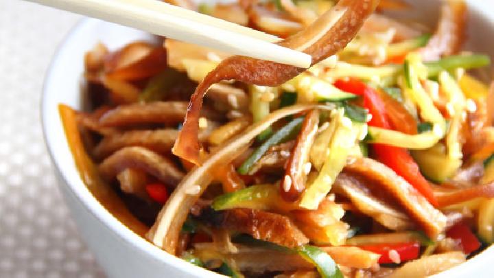 夏季喝荷葉泡的水能減肥嗎？荷葉茶有減肥功效嗎？