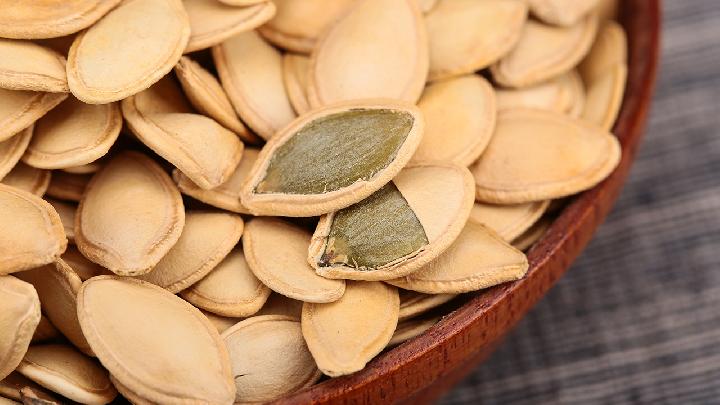 懶人減肥瑜伽動作分享 睡前床上練習瘦腰瘦腿