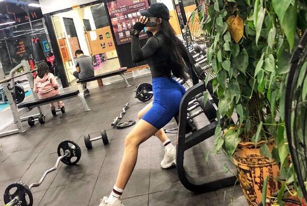 女生魯鐵是什么意思是有氧運動嗎,在健身房擼鐵玩健身器材-易網健康<a href=http://www.jsjjzhkt.cn/jkys/ target=_blank class=infotextkey>養生</a>網 女生魯鐵是什么意思是有氧運動嗎,在健身房擼鐵玩健身器材