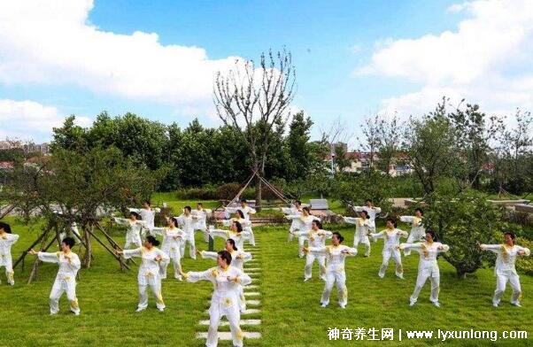 女性練八段錦的好處，疏通氣血/緩解壓力/減肥(附視頻教程)