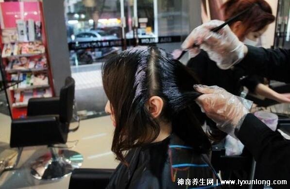 為什么理發師都不建議染黑色，顏色超顯老對發質傷害大(4個原因)