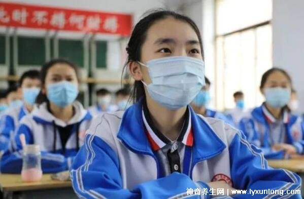 初中生可以一天抹一遍水乳嗎,不建議/清潔和防曬更重要-易網健康<a href=http://www.jsjjzhkt.cn/jkys/ target=_blank class=infotextkey>養生</a>網 初中生可以一天抹一遍水乳嗎,不建議/清潔和防曬更重要