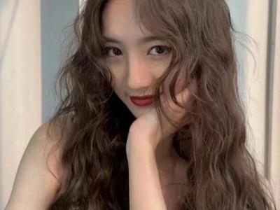 圓臉適合什么發型女圖片，八字劉海長卷發又仙又美(洋氣減齡)