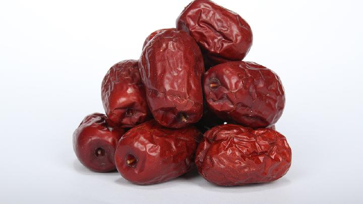 檸檬片泡水減肥的功效怎么樣?檸檬泡水的減肥方法-易網<a href=http://www.jsjjzhkt.cn/ target=_blank class=infotextkey>健康養生</a>網 檸檬片泡水減肥的功效怎么樣?檸檬泡水的減肥方法