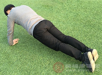 經常做俯臥撐身體會有什么變化 不妨了解下-易網<a href=http://www.jsjjzhkt.cn/ target=_blank class=infotextkey>健康養生</a>網 經常做俯臥撐身體會有什么變化 不妨了解下