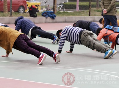 經常做俯臥撐身體會有什么變化 不妨了解下-易網健康<a href=http://www.jsjjzhkt.cn/jkys/ target=_blank class=infotextkey>養生</a>網 經常做俯臥撐身體會有什么變化 不妨了解下