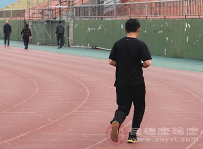 每天跑步五公里 堅持下去身體會發生哪些改變-易網健康養生網 每天跑步五公里 堅持下去身體會發生哪些改變