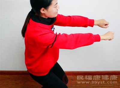 每天花15分鐘靠墻蹲一蹲 好處太多了 現在知道也不晚-易網健康養生網 每天花15分鐘靠墻蹲一蹲 好處太多了 現在知道也不晚