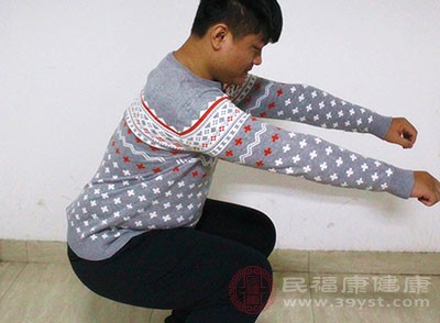 每天花15分鐘靠墻蹲一蹲 好處太多了 現在知道也不晚-易網<a href=http://www.jsjjzhkt.cn/ target=_blank class=infotextkey>健康養生</a>網 每天花15分鐘靠墻蹲一蹲 好處太多了 現在知道也不晚