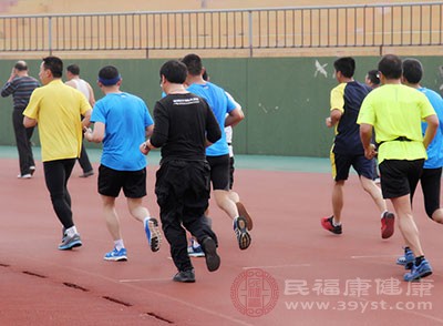 哪個(gè)時(shí)間段適合跑步 早上還是晚上 跑錯(cuò)了可能傷身-易網(wǎng)健康養(yǎng)生網(wǎng) 哪個(gè)時(shí)間段適合跑步 早上還是晚上 跑錯(cuò)了可能傷身