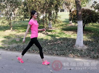 每天步行10000步身體會怎么樣 經常曬朋友圈步數的人 值得看-易網<a href=http://www.jsjjzhkt.cn/ target=_blank class=infotextkey>健康養生</a>網 每天步行10000步身體會怎么樣 經常曬朋友圈步數的人 值得看