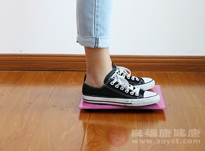 睡覺前堅持深蹲50次身體會有什么樣的收獲 男女都應該一試