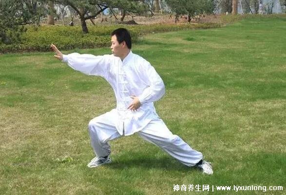 為什么不建議年輕人練八段錦,4種情況不宜練習(附鍛煉的好處)-易網健康<a href=http://www.jsjjzhkt.cn/jkys/ target=_blank class=infotextkey>養生</a>網 為什么不建議年輕人練八段錦,4種情況不宜練習(附鍛煉的好處)