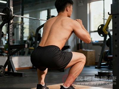 男性健身繞不開深蹲 但是深蹲的好處你真的了解嗎-易網<a href=http://www.jsjjzhkt.cn/ target=_blank class=infotextkey>健康養生</a>網 男性健身繞不開深蹲 但是深蹲的好處你真的了解嗎