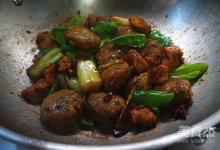 油豆腐燒肉丸的做法-家常味燒菜譜