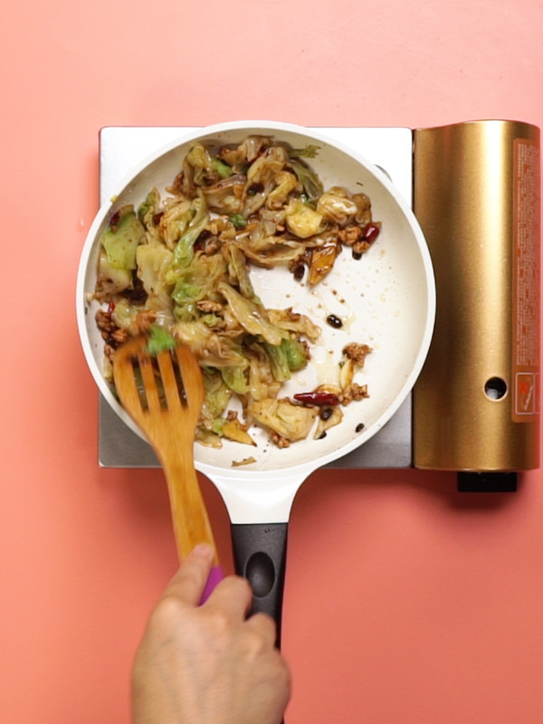 醬爆洋白菜的做法-家常味燒菜譜