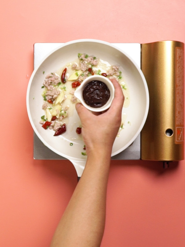 醬爆洋白菜的做法-家常味燒菜譜