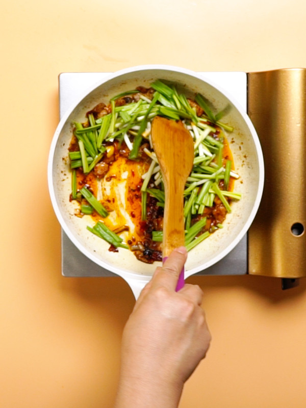 蒜苗回鍋肉的做法-家常味炒菜譜-易網健康養生網 蒜苗回鍋肉的做法-家常味炒菜譜