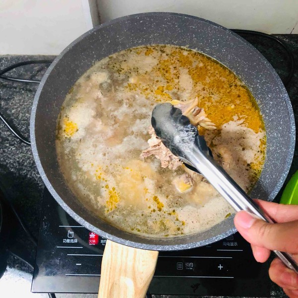 黑枸杞養(yǎng)生雞湯的做法-家常味煲菜譜-易網(wǎng)健康養(yǎng)生網(wǎng) 黑枸杞養(yǎng)生雞湯的做法-家常味煲菜譜